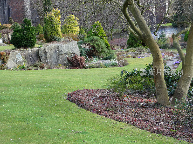 景观花园的形象与镶边草坪/短草，假山岩石